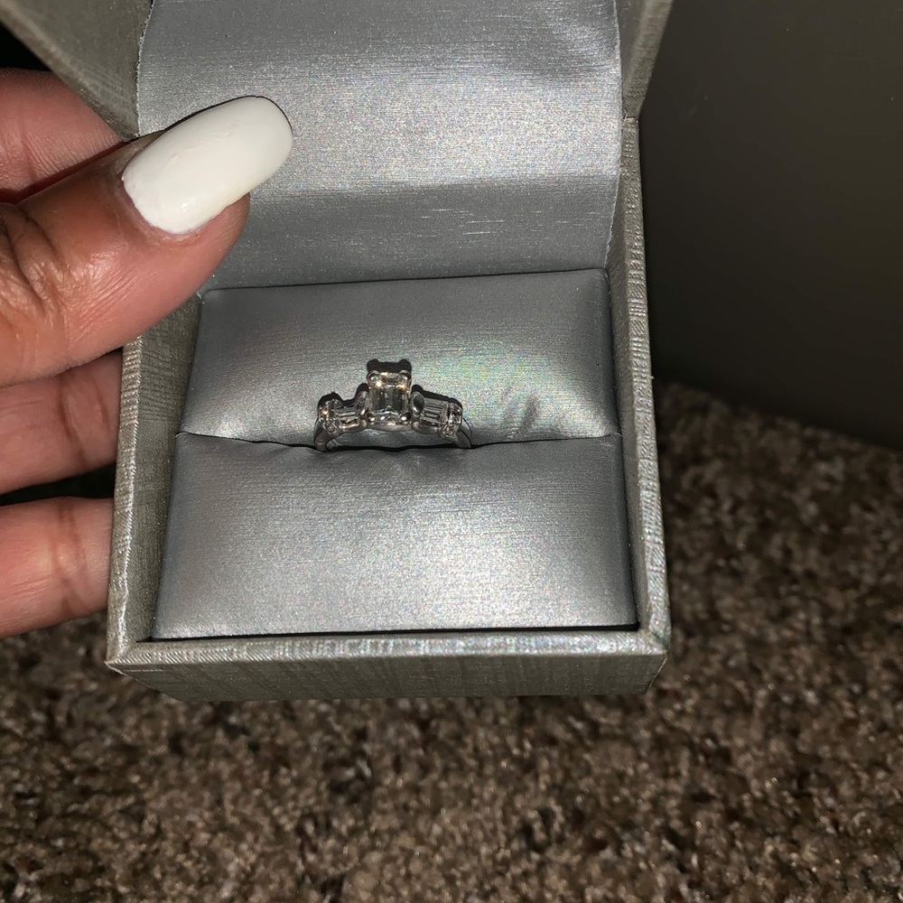 Engagement ring - Picture 2 of 2